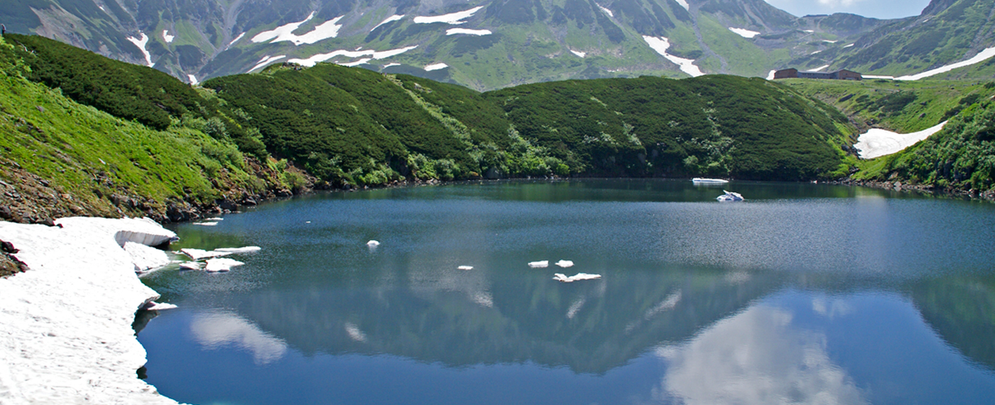 This is a volcanic crater lake. One of the most picturesque spots for a stroll at Murodo.