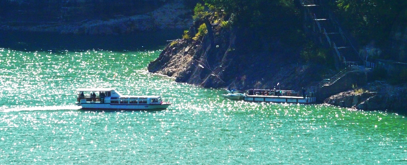The scenery of Lake Kurobe and the view of the Alps reflected on the surface of the water are just beautiful.