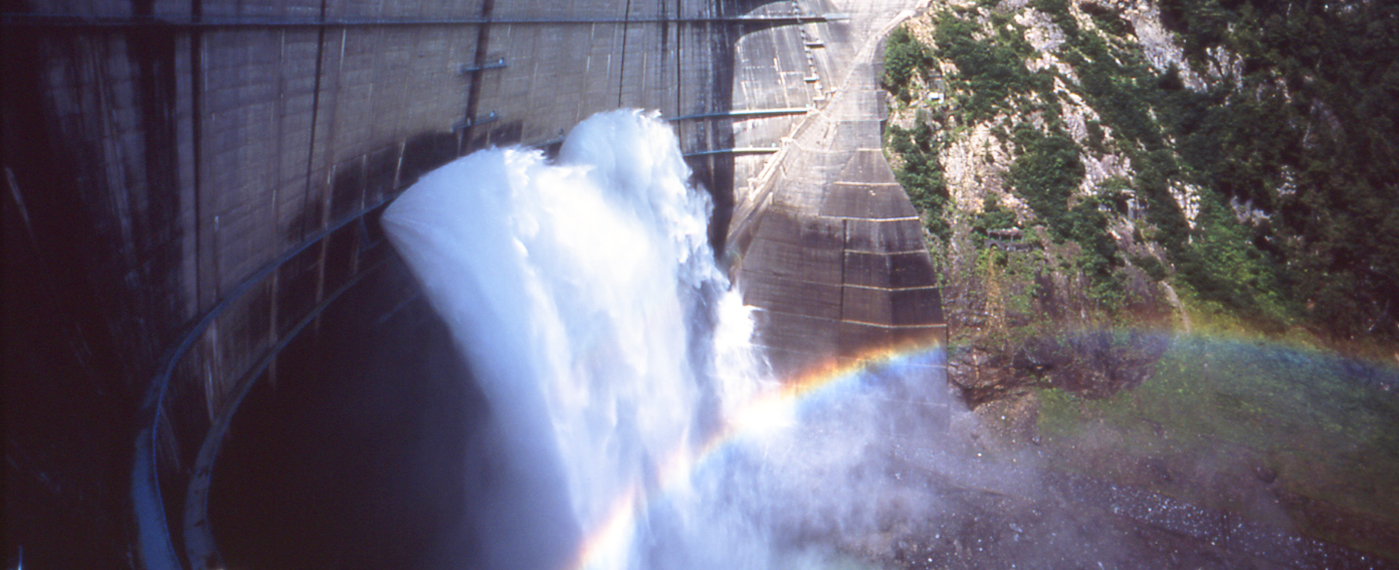 Get the finest view of the dam and the rainbow produced by jets of water bursting from it.