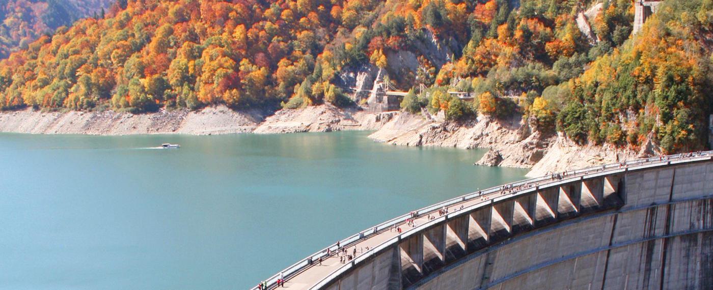You can stroll along the top of the dam. In October, the fall foliage around the lake is also a must see.