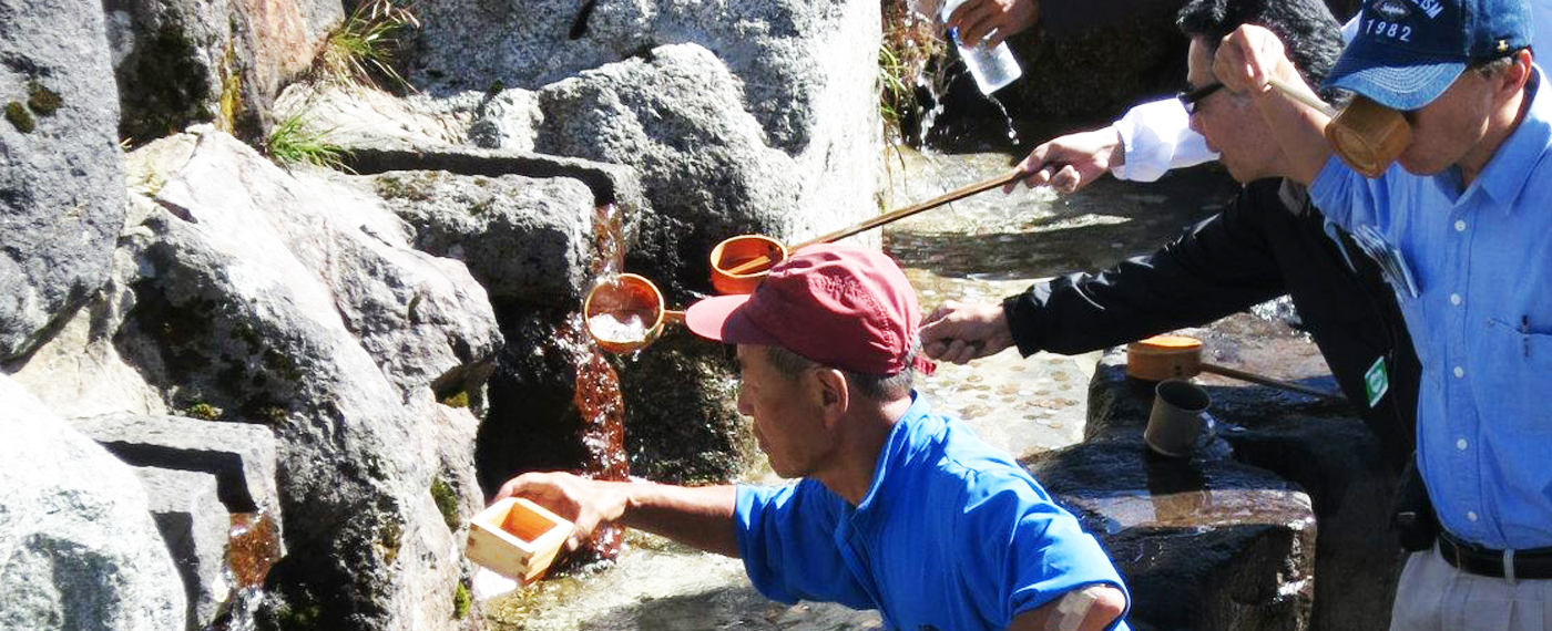 The spring provides refreshing drinking water from June to October.